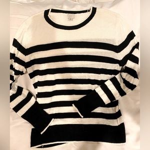 Women’s sweater size medium. Like new condition